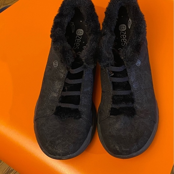 SALE. BZEES GOLDEN FAUX FUR LINED WOMEN'S SLIP-ON SNEAKERS SIZE:
8.5 - Picture 1 of 6